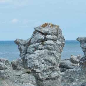 Sculptures calcaire en bord de mer.